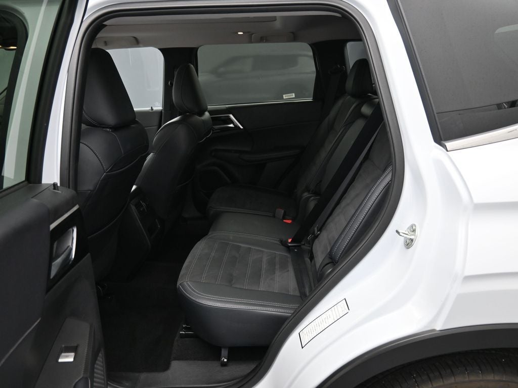 2024 Mitsubishi Outlander Base