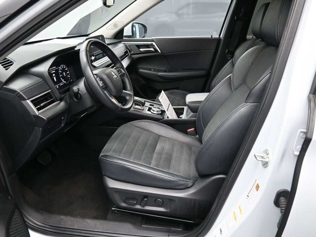 2024 Mitsubishi Outlander Base